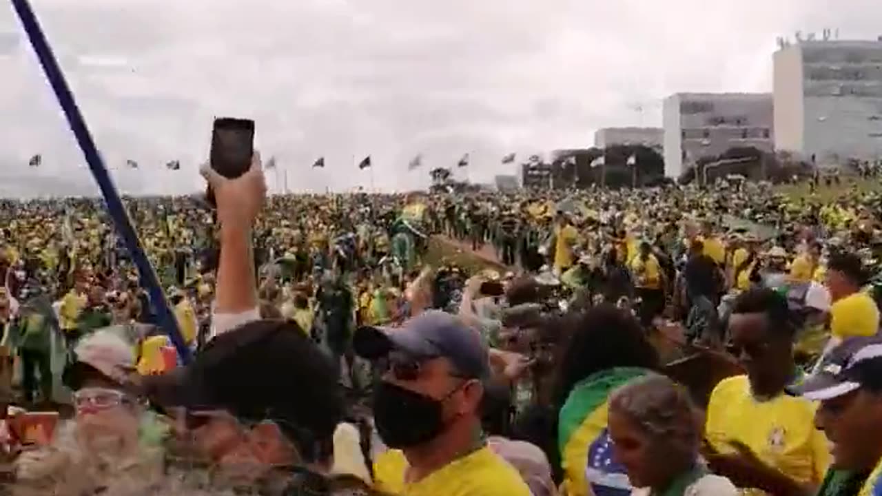 Brazilian Spring: green and yellow ocean in Brasilia today, Sunday,