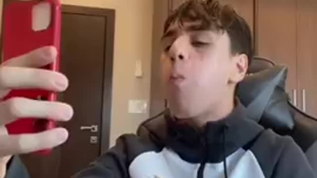 Imagine vaping 🤡 😂