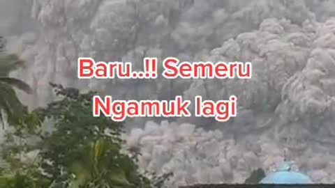 Today mount Semeru erupts, Rains volcanic ash and gravelin indonesia