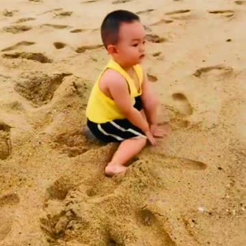 Please,Spend A Few Seconds With This Kid on The Beach.