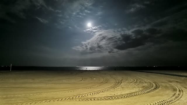 Gorgeous Time Lapse Video Of The Full Moon From The Beach