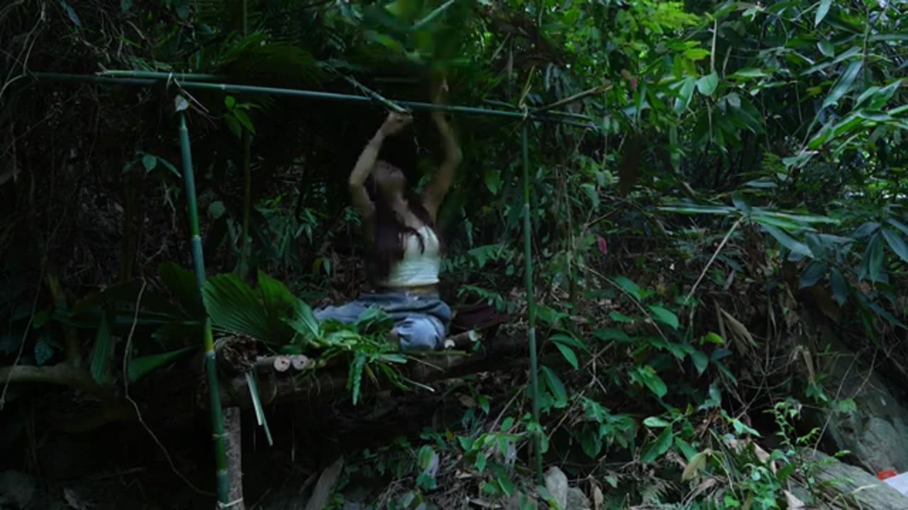Bushcraft Trip - 30 Day Solo in the RainForest - The Girl Building Warm Bushcraft Survival Shelter