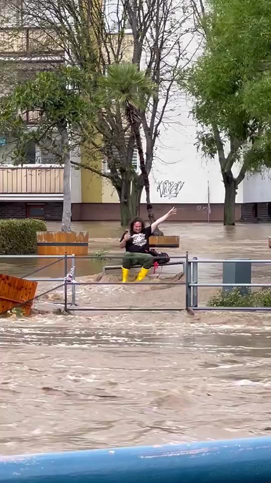 Opava, Czechy. Miasto jest zalane, ale jak widać, nie wszyscy się tym przejmują