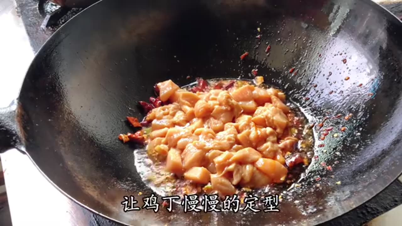 The chef teaches you how to make spicy chicken at home