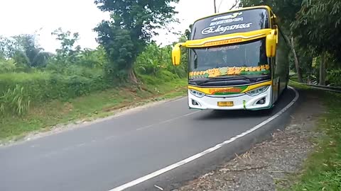 Bus Pariwisata Melewati Turunan Tajam