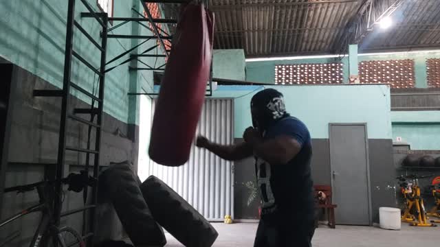 Brincando no saco de boxe