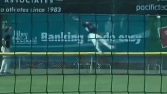 This is the best catch, you have ever seen in baseball. #baseball. #mlb #shorts # bestcatch