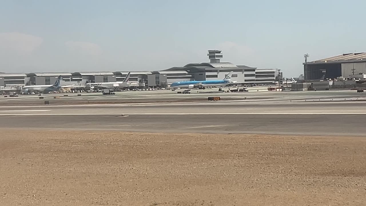 American Airlines landing at Los Angeles International AirPort