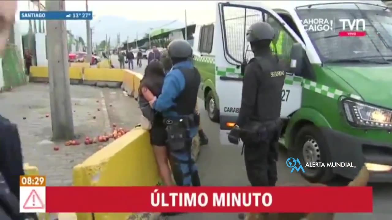 Chile | Una mujer le quitó el arma a un guardia policial