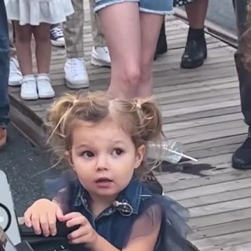 Amazing! Little girls sings Celine Dion Titanic song & the crowd Loves it!!
