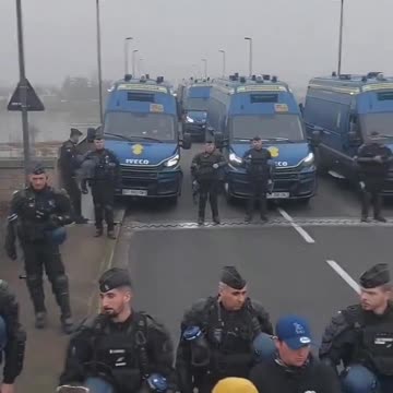 🚨WATCH: Current standoff between Macrons police and the French farmers