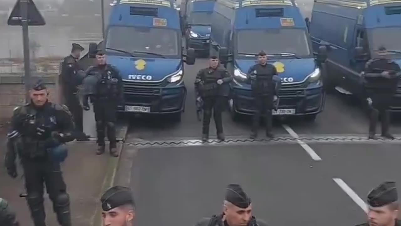 🚨WATCH: Current standoff between Macrons police and the French farmers