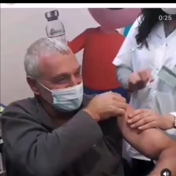 Another politician getting fake vaccine 🤬
