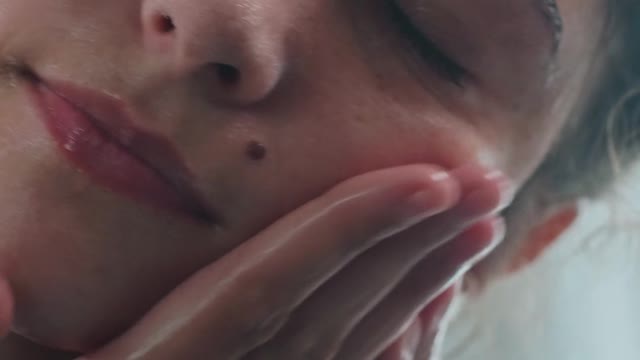 how to apply face wash for women