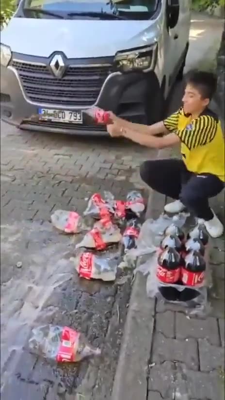 Islamisten in Türkei leeren Cola-Flaschen – aus Protest gegen Israel