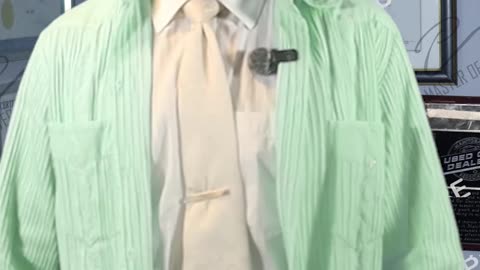 Деловые жесты! Это означает «Руки за спиной».