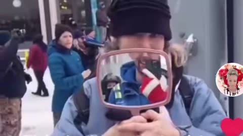 GREAT IDEA - Lady stands with Mirror to these Cops can see what they look like