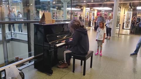 Professional pianist undergoes as a homeless, amazes people,