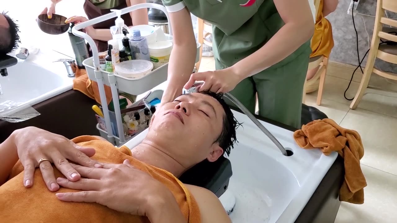 Relaxed shampoo with beautiful girls with excellent skills at Salon Kim