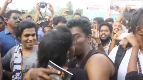 KISS OF LOVE MARINE DRIVE KOCHI Kiss of love at Cochin Marine Drive (Exclusive)