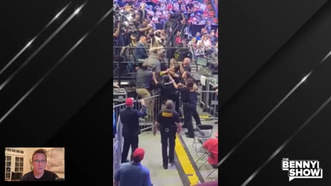 🚨Angry Man STORMS Stage At Pres Trump Rally, CHARGES At Pres Trump! Pres Trump’s Reaction STUNNINg