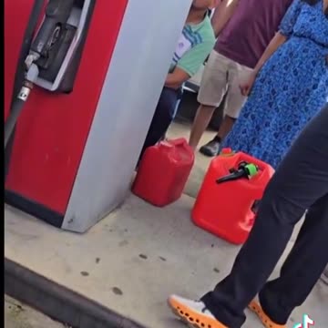 In Georgia, in una zona colpita dal disastro, una pompa di benzina gestita da...
