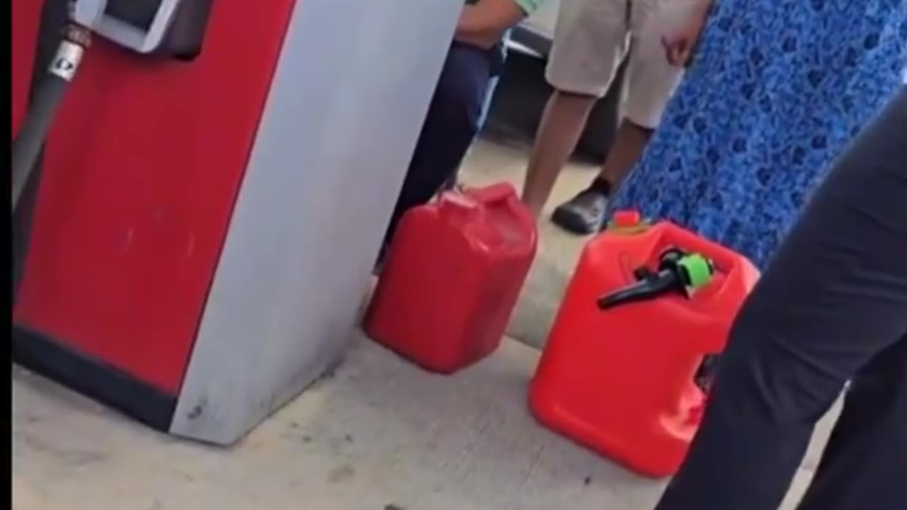 In Georgia, in una zona colpita dal disastro, una pompa di benzina gestita da...