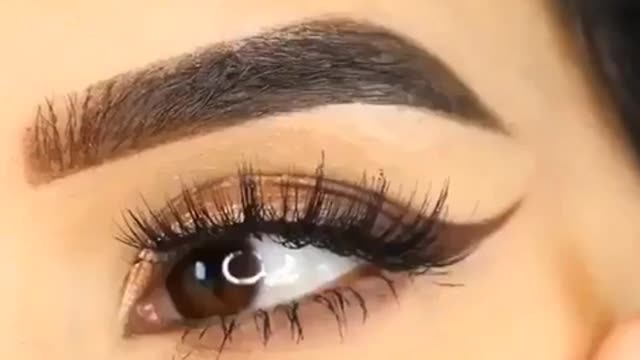 Lady eyes make up