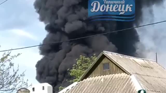 Ukraine War - More footage from the fire in oil depot at Makiivka