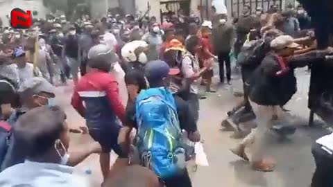 Sri Lanka: Protesters break gate outside the central bank