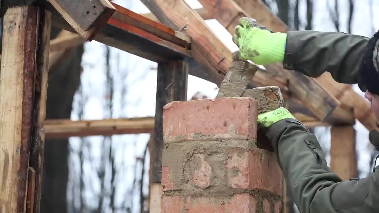 Building a house from pallets in winter. From beginning to end