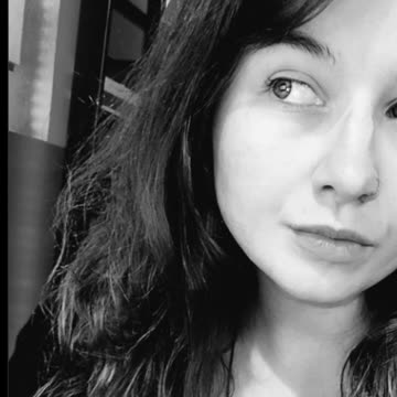 Una portavoz atea se vuelve viral tras declarar que ahora cree en Dios. —Por: Lara Miravent