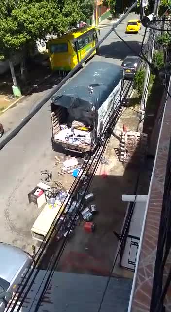 Denuncian invasión de espacio público por chatarra en Bucaramanga