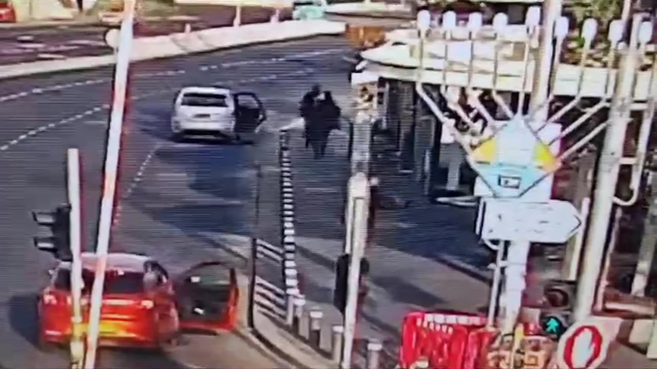 Graphic: 2 Palestinian gunman shoot Israeli civilians at a bus station in Jerusalem