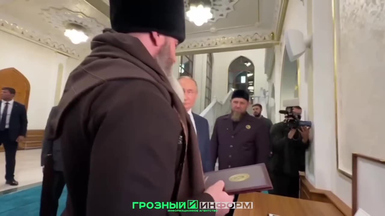 Ereticul Ecumenist INTER-RELIGIOS Putin saruta nesvantul Coran DARUINDU-L mahomedanilor 20 aug. 2024