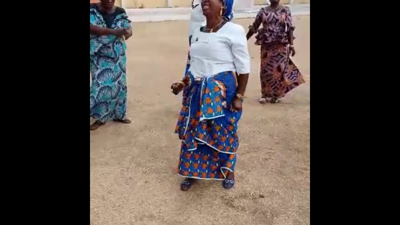 Gramma Dance and Twerk Happily at the Party