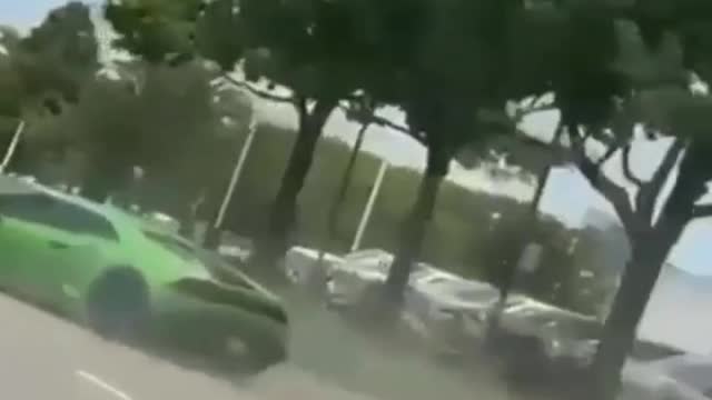 Idiot Lamborghini owner couldn't control his car, result in crash roadside