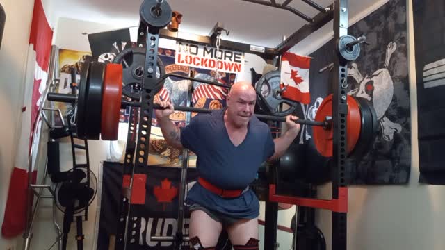 Old guy does a drop set of 10 reps @ 315