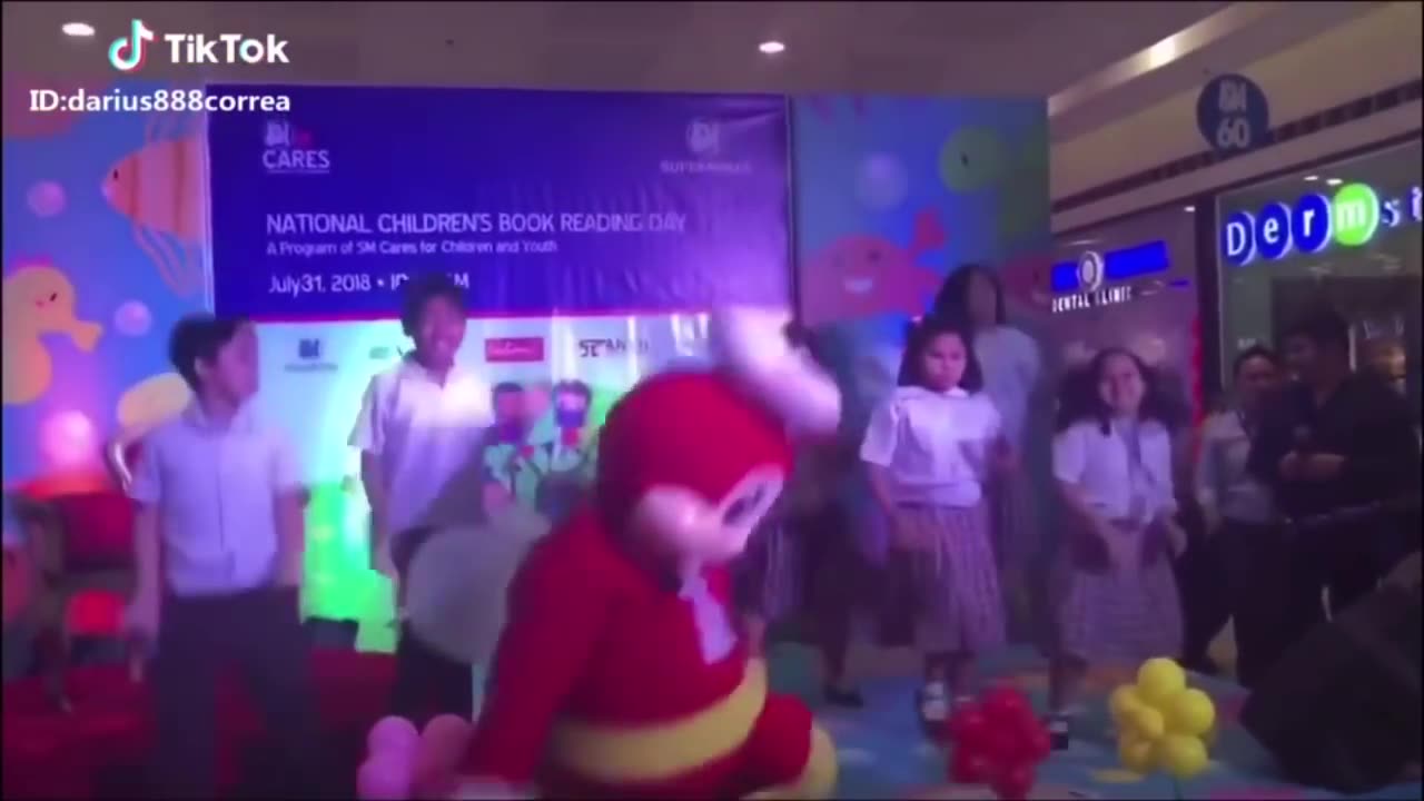 Funny Jollibee MOMENT