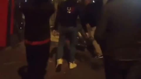 McDonald's in Turkey was vandalized.土耳其的麦当劳遭到破坏。