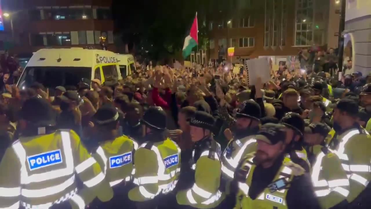 🚨 NEW: Police escort a small group of anti-immigration protestors into a police