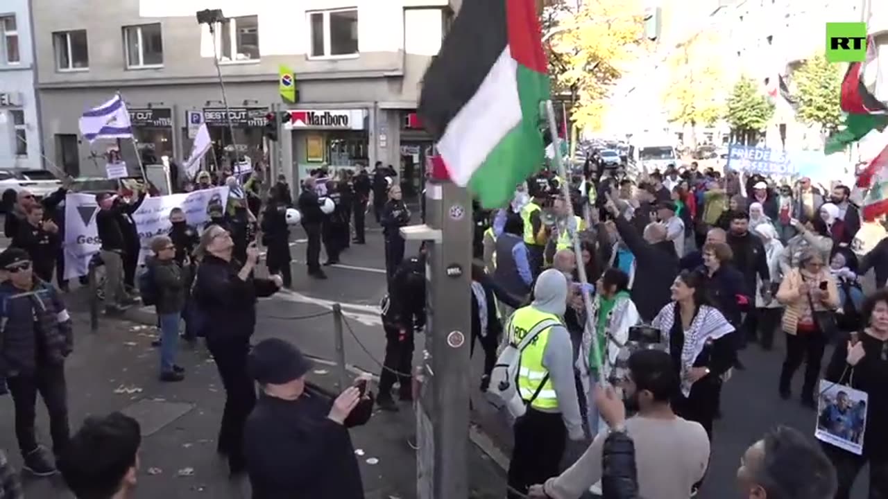 Pro-Palestine march met with counter protest in Dusseldorf.mp4