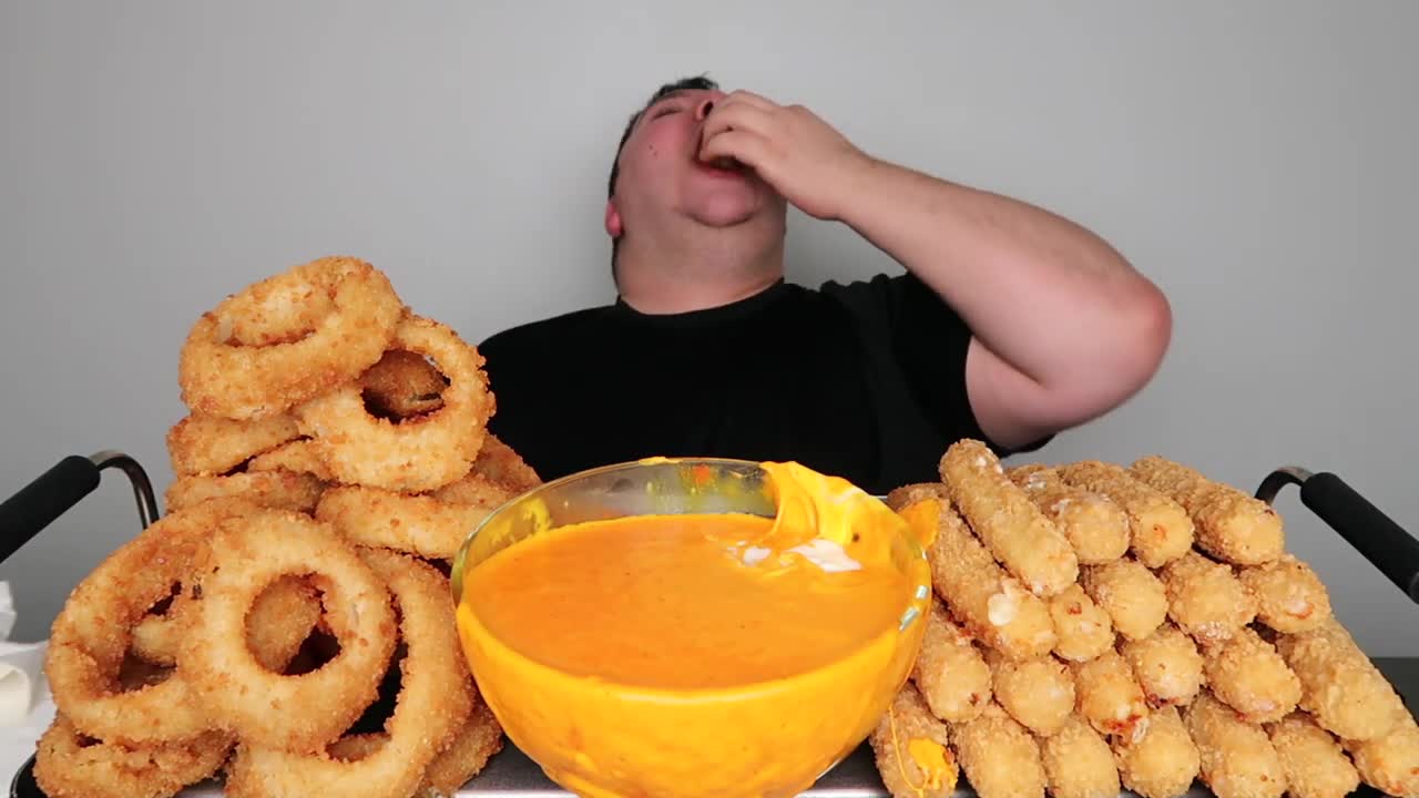 THE BEST ONION RINGS & MOZZARELLA STICKS WITH HOMEMADE CHEESE SAUCE • Mukbang & Recipe