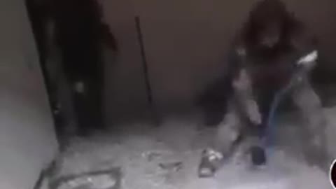 Russian soldiers free civilians in Mariupol