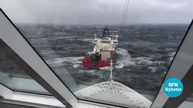 El crucero noruego en que viajaban 1.300 pasajeros atraca tras varias horas de pánico