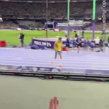 Moment Armand Duplantis breaks world record pole vault and celebrates