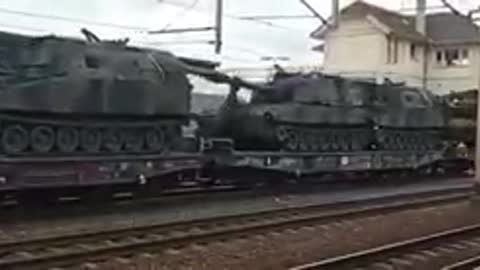 Des véhicules de combat d'infanterie et des obusiers allemands