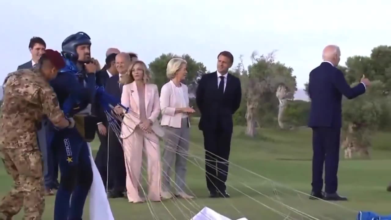 Joe Biden Freezes And Has To Be Guided By G7 Leaders To Face Correct Direction