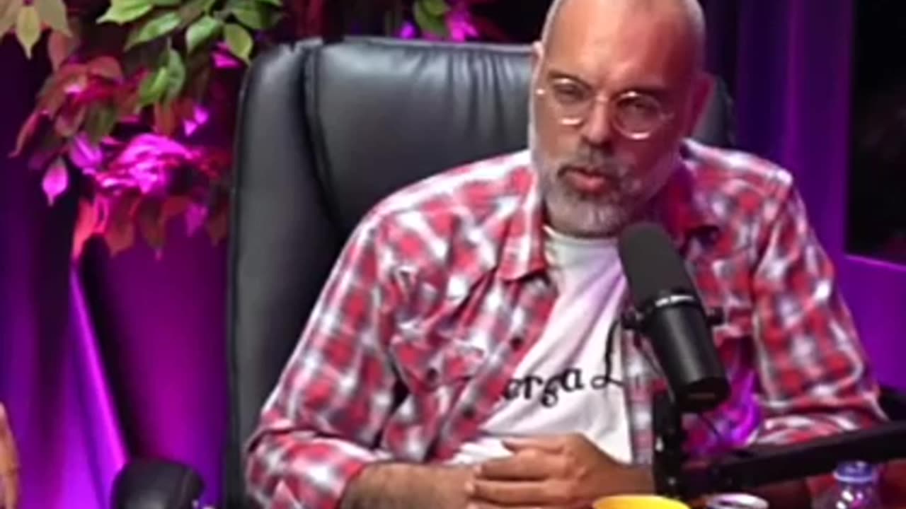 A verdade sobre quem está por trás do peito de ferro do Alexandre de Moraes