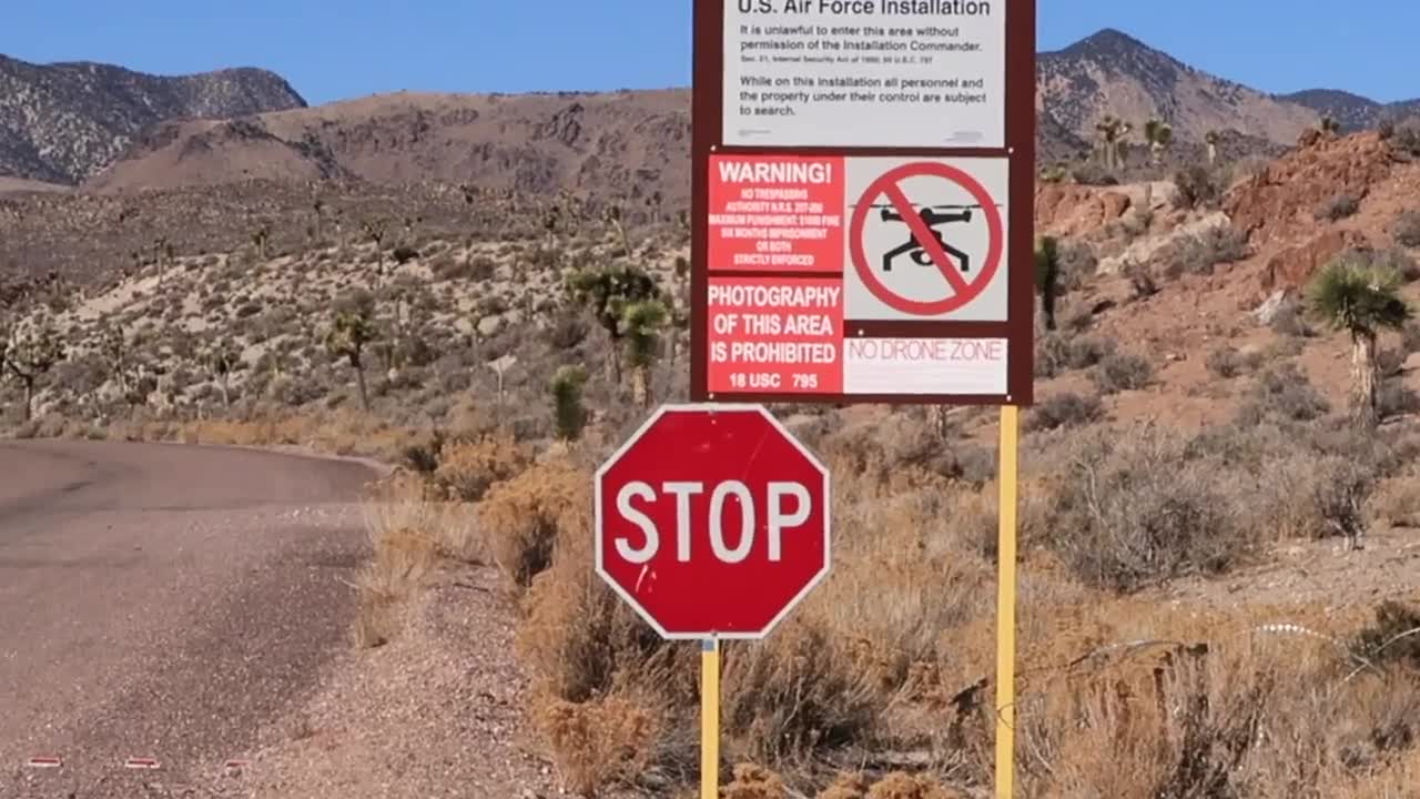 AREA 51 ALIENS? UFOS? SECRET 2016 AREA 51 FRONT GATE!